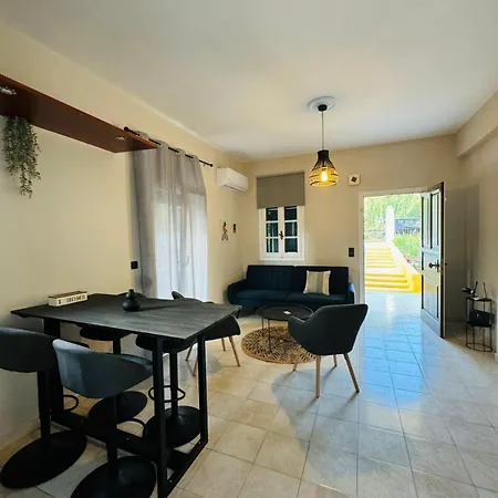Casa Bellina ,potamos Private Garden & Free Parking 度假居